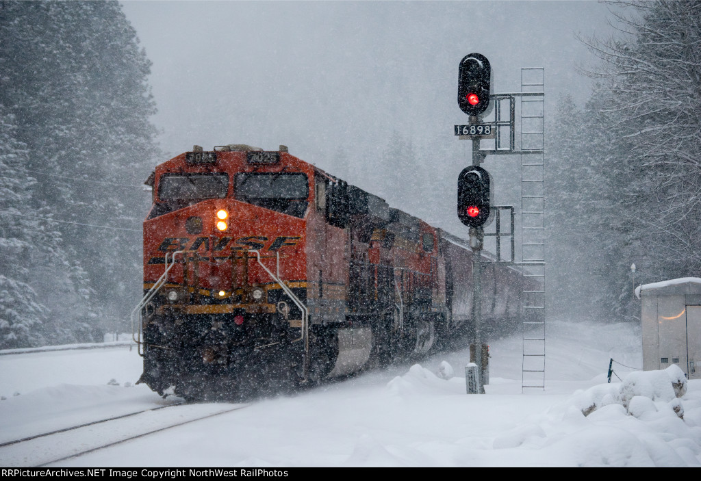 BNSF 7025 DPU Through some heavy snow